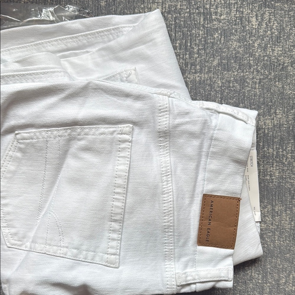 American Eagle White Curvy mom jeans- stretch